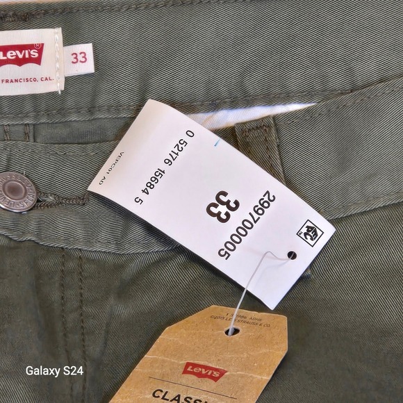 NWT‎  Levis Womens Classic Twill Short Olive Green Size 33 Casual - Picture 2 of 3